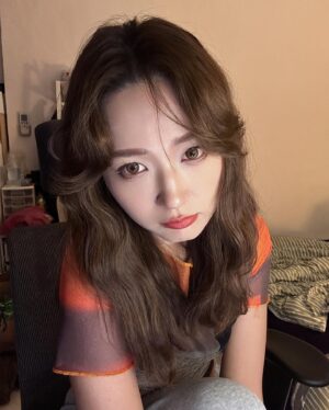 Mu Tung Chi Instagram - 現在打算留個久違的長髮～
找了 @pluus_axon 燙了瀏海大8 髮根燙
整頭蓬蓬鬆鬆化身小姊姊
細軟髮稍微整理就能有這種效果，我真的愛～😍💖
髮色是霧感綠棕色
這次想要偏亮淺的髮色，整頭層次感又更明顯惹
想用髮趕快去找我の愛用👼🏻