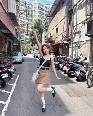 Mu Tung Chi Instagram - 終於有一天沒下雨…好開心讚哭🥹
讚到隨手拍的照片都不管背景雜亂還是想發！！
但最後一張已經被曬成壁虎乾了🥵
最近在追 #玫瑰的故事，蠻好看的～
一直在看劉亦菲耍美😍