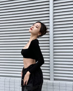 Mu Tung Chi Instagram - 可能拍了50張 有40張被怪風搞死😵‍💫
拍完才發現這背景是條紋 是要怎麼修圖^_^？