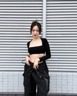 Mu Tung Chi Instagram - 可能拍了50張 有40張被怪風搞死😵‍💫
拍完才發現這背景是條紋 是要怎麼修圖^_^？