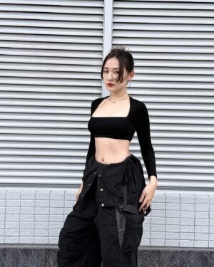 Mu Tung Chi Instagram - 可能拍了50張 有40張被怪風搞死😵‍💫
拍完才發現這背景是條紋 是要怎麼修圖^_^？