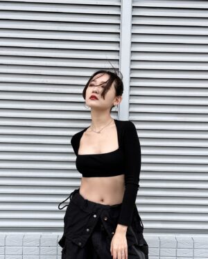 Mu Tung Chi Instagram - 可能拍了50張 有40張被怪風搞死😵‍💫
拍完才發現這背景是條紋 是要怎麼修圖^_^？