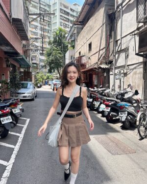 Mu Tung Chi Instagram - 終於有一天沒下雨…好開心讚哭🥹
讚到隨手拍的照片都不管背景雜亂還是想發！！
但最後一張已經被曬成壁虎乾了🥵
最近在追 #玫瑰的故事，蠻好看的～
一直在看劉亦菲耍美😍