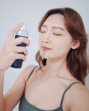 Mu Tung Chi Instagram - 超愛戶外活動的我
常常因為炎熱的天氣妝就融的亂七八糟🥵
這次使用PONY EFFECT 的「#小金磚 絕對持久無瑕氣墊粉餅SPF40/PA  升級版」感受度非常之讚💖
超級防水抗汗，在戶外跑跑跳跳底妝還是一樣完美待在臉上
再也不用擔心流汗讓底妝土石流～(˶‾᷄ ⁻̫ ‾᷅˵)

而且升級版的小金磚不只成分、質地都升級
還加入了防曬係數SPF40/PA  
補妝的同時也可以補防曬！！
粉質變得更細緻，上臉更輕薄、貼膚
遮瑕力還是很高，臉上的瑕疵、肌膚紋理都可以修飾
連我這過敏兒鼻翼兩側常常泛紅到不行，都可以完美遮瑕不卡粉!!
柔焦毛孔的效果也很讚，一拍即有磨皮等級的霧光妝感
還有添加保濕成分，不只維持肌膚油水平衡
也做到長時間帶妝不暗沉，一整天下來底妝還是完整好看

我使用的是003自然色，意外的跟我的膚色超搭~~😆
平常常在外跑跳容易曬黑，所以選擇自然底妝感
如果喜歡偏白也可以往上拿一個色號～

妝前使用的是「水透光妝前防護乳」
透明無色，但擦上有種自然透亮的皮膚亮澤
這款主打48H超保濕，添加了大馬士革玫瑰精基水🌹、積雪草🌱、 仙人掌精萃 🌵
超級適合我這乾皮~ 妝前打好底，底妝真的可以超服貼💓 
而且它一樣也有防曬係數SP50 PA    
一條就可以當作防曬、妝前、乳液、精華來用
 出去玩帶它真的很方便，省時又省空間🤩

最後再使用「絕對持久定妝噴霧」定妝
裡面添加超強控油因子與杜松精油萃取、天然椰子油、白樺樹皮萃取等保濕成分💦
讓皮膚油水平衡剛剛好，清爽不回乾!
水珠也細緻不會破壞底妝

可以使用照片上的方式
🔺以T字 X字的方式來進行定妝
我個人若要比較長時間出門，還會先薄薄上一層蜜粉後再噴定妝噴霧~ 這樣就可以持妝一整天啦🌸

現在PONY EFFECT的產品
都可以在台北新光三越南西三館一樓的美麗台@beautystagetw 靠櫃體驗囉
也可以到 @ponyeffecttaiwan 的官網選購~

#PONYEFFECTTW #韓系NO1專業彩妝 #絕對持久無瑕氣墊粉餅 #絕對持久定 妝噴霧 #韓系氣墊冠軍 #定妝噴霧 #氣墊粉餅
#定妝 #小金磚 #水透光妝前防護乳 #妝前乳 #小金管
