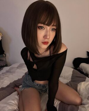 Mu Tung Chi Instagram - 留長的過程中還是會不時想念短髮..
假髮真的是個好東西😍髮質看起來未免也太好～