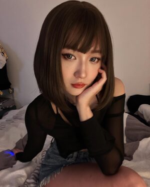 Mu Tung Chi Instagram - 留長的過程中還是會不時想念短髮..
假髮真的是個好東西😍髮質看起來未免也太好～