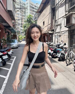 Mu Tung Chi Instagram - 終於有一天沒下雨…好開心讚哭🥹
讚到隨手拍的照片都不管背景雜亂還是想發！！
但最後一張已經被曬成壁虎乾了🥵
最近在追 #玫瑰的故事，蠻好看的～
一直在看劉亦菲耍美😍