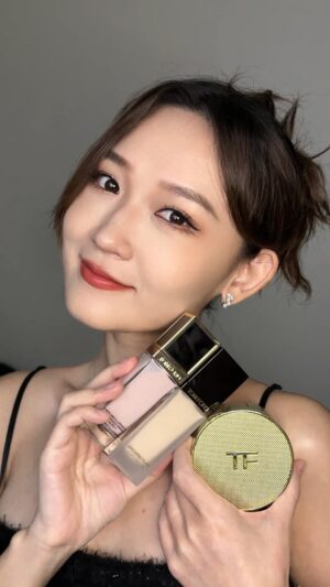 Mu Tung Chi Instagram - 這次打算用TOM FORD系列的產品，來畫出高級訂製的天生無暇美肌💗
上完底妝發現完美服貼在皮膚上真的顯得非常高級！！

像融進皮膚裡的天生妝感，又嘗試使用「沙漏型畫法」，霧面 水潤光感製造出來的立體精緻度又更上一層樓，超自然不做作，真的愛死😍

試用商品的當天還工作到半夜，實測結果不卡粉也沒有暗沉，妝容還是很完整
大半夜準備要卸妝睡覺時，真的捨不得卸！！🤣

先來簡單介紹下使用到的產品
✨最上鏡巨星光影妝前乳 
添加了豐富保養成分，讓我原本暗沈的臉部馬上得到提亮，影片中非常明顯！也同時修飾了臉部瑕疵，更重要的是讓大乾皮的我感受到保濕水潤。

✨立體光影柔霧高訂粉底液
雖然說是霧面，但卻非常好推勻，甚至一點都不斑駁、不卡粉。標榜能24小時持妝、防水抗汗，控油的同時也因為有添加玻尿酸和抗氧化成分，能持續保濕，為皮膚建立保護屏障。

✨最上鏡奢華時尚氣墊粉餅
內含高達10多種頂級保養成分，並添加高比例玻尿酸，擁有優秀的遮瑕效果同時卻一點都不厚重，完美的貼合肌膚。

本身是建築空間設計師出身的品牌創辦Mr. FORD，對於打造「高級感美肌」有著超乎想像的完美執著，將高級訂製服概念融入底妝中，打造完美細節又高級的時尚臉龐💗

🧡即日起可至以下頁面預約TOM FORD 高訂底妝體驗，即可獲得「最上鏡巨星光影妝前乳1.5ML」
https://www.vogue.com.tw/events/2024/TOMFORD/index.html
 
🧡現在就報名
Tom Ford 淨奢無暇底妝限定體驗，即享獨家活動小禮。
https://www.vogue.com.tw/events/2024/TOMFORD/

#TOMFORDBEAUTY #底妝推薦 @tomfordbeauty