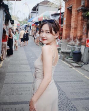Mu Tung Chi Instagram - 來分享去年12月初到 @wbeauty.clinic 打了音波拉提
音波真的太適合我的臉了~
肉肉臉容易下垮，施打完1.2個月後就有明顯拉提，輪廓線變得超明顯
正臉照鏡子從圓臉變成小V臉
連男友都問說我是不是瘦了，但其實根本沒有…^_^
而且剛打完的皮膚那陣子都特別細緻
完全不是錯覺！！是肉眼可見的改變，真的愛瘋😍

英爵醫美使用的是美國機 #Ulthera極限音波
通過美國和台灣FDA雙認證✔️
聚焦式超音波治療，深度達4.5mm，能作用到SMAS筋膜層，
刺激膠原蛋白増生，達到提拉緊緻的效果！

其實很多人以為音波打越多發數，效果就越好，
但其實最重要的是針對你的需求，和想改善的肌膚問題施打
這次幫我治療的是 #謝易霖副院長
他會依照每個人的肌膚年齡，建議適合的療程範圍，打在最需要加強的位置
事前評估很重要，經驗跟醫生的專業度，才能美得更自然💯

來說一下施打過程✨
雖然不是第一次打音波，但還是有點怕痛
幸好護理師有事先幫我準備止痛藥及敷麻藥
施打過程還有壓力球可以捏
謝醫師會時刻關心我的狀況
護理師姊姊也很溫柔在旁邊幫我加油打氣
另外很重要的是，這次要施打的療程包裝是現場拆封，讓我覺得安全又有保障💓

這次好閨蜜要在峇里島結婚，我瘋狂推薦她趕快進場維修，
除了英爵讓我感受度真的很好之外，音波真的太值得投資了！！💖

#英爵醫美 #音波拉提 #音波 #美國機 #Ulthera