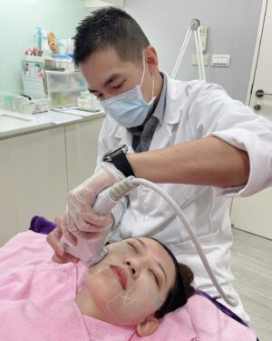 Mu Tung Chi Instagram - 來分享去年12月初到 @wbeauty.clinic 打了音波拉提
音波真的太適合我的臉了~
肉肉臉容易下垮，施打完1.2個月後就有明顯拉提，輪廓線變得超明顯
正臉照鏡子從圓臉變成小V臉
連男友都問說我是不是瘦了，但其實根本沒有…^_^
而且剛打完的皮膚那陣子都特別細緻
完全不是錯覺！！是肉眼可見的改變，真的愛瘋😍

英爵醫美使用的是美國機 #Ulthera極限音波
通過美國和台灣FDA雙認證✔️
聚焦式超音波治療，深度達4.5mm，能作用到SMAS筋膜層，
刺激膠原蛋白増生，達到提拉緊緻的效果！

其實很多人以為音波打越多發數，效果就越好，
但其實最重要的是針對你的需求，和想改善的肌膚問題施打
這次幫我治療的是 #謝易霖副院長
他會依照每個人的肌膚年齡，建議適合的療程範圍，打在最需要加強的位置
事前評估很重要，經驗跟醫生的專業度，才能美得更自然💯

來說一下施打過程✨
雖然不是第一次打音波，但還是有點怕痛
幸好護理師有事先幫我準備止痛藥及敷麻藥
施打過程還有壓力球可以捏
謝醫師會時刻關心我的狀況
護理師姊姊也很溫柔在旁邊幫我加油打氣
另外很重要的是，這次要施打的療程包裝是現場拆封，讓我覺得安全又有保障💓

這次好閨蜜要在峇里島結婚，我瘋狂推薦她趕快進場維修，
除了英爵讓我感受度真的很好之外，音波真的太值得投資了！！💖

#英爵醫美 #音波拉提 #音波 #美國機 #Ulthera