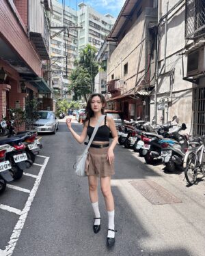 Mu Tung Chi Instagram - 終於有一天沒下雨…好開心讚哭🥹
讚到隨手拍的照片都不管背景雜亂還是想發！！
但最後一張已經被曬成壁虎乾了🥵
最近在追 #玫瑰的故事，蠻好看的～
一直在看劉亦菲耍美😍
