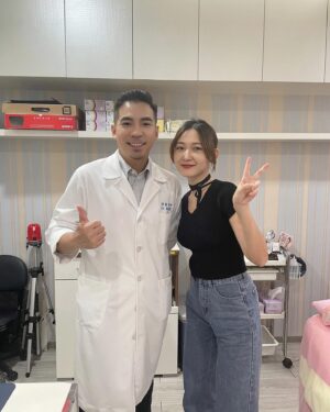 Mu Tung Chi Instagram - 來分享去年12月初到 @wbeauty.clinic 打了音波拉提
音波真的太適合我的臉了~
肉肉臉容易下垮，施打完1.2個月後就有明顯拉提，輪廓線變得超明顯
正臉照鏡子從圓臉變成小V臉
連男友都問說我是不是瘦了，但其實根本沒有…^_^
而且剛打完的皮膚那陣子都特別細緻
完全不是錯覺！！是肉眼可見的改變，真的愛瘋😍

英爵醫美使用的是美國機 #Ulthera極限音波
通過美國和台灣FDA雙認證✔️
聚焦式超音波治療，深度達4.5mm，能作用到SMAS筋膜層，
刺激膠原蛋白増生，達到提拉緊緻的效果！

其實很多人以為音波打越多發數，效果就越好，
但其實最重要的是針對你的需求，和想改善的肌膚問題施打
這次幫我治療的是 #謝易霖副院長
他會依照每個人的肌膚年齡，建議適合的療程範圍，打在最需要加強的位置
事前評估很重要，經驗跟醫生的專業度，才能美得更自然💯

來說一下施打過程✨
雖然不是第一次打音波，但還是有點怕痛
幸好護理師有事先幫我準備止痛藥及敷麻藥
施打過程還有壓力球可以捏
謝醫師會時刻關心我的狀況
護理師姊姊也很溫柔在旁邊幫我加油打氣
另外很重要的是，這次要施打的療程包裝是現場拆封，讓我覺得安全又有保障💓

這次好閨蜜要在峇里島結婚，我瘋狂推薦她趕快進場維修，
除了英爵讓我感受度真的很好之外，音波真的太值得投資了！！💖

#英爵醫美 #音波拉提 #音波 #美國機 #Ulthera