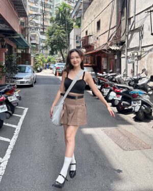 Mu Tung Chi Instagram - 終於有一天沒下雨…好開心讚哭🥹
讚到隨手拍的照片都不管背景雜亂還是想發！！
但最後一張已經被曬成壁虎乾了🥵
最近在追 #玫瑰的故事，蠻好看的～
一直在看劉亦菲耍美😍