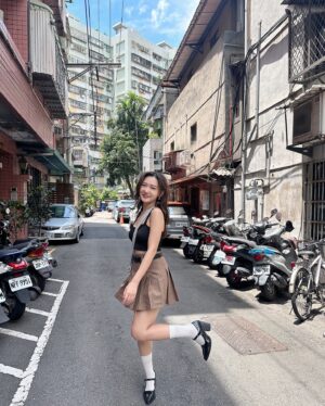 Mu Tung Chi Instagram - 終於有一天沒下雨…好開心讚哭🥹
讚到隨手拍的照片都不管背景雜亂還是想發！！
但最後一張已經被曬成壁虎乾了🥵
最近在追 #玫瑰的故事，蠻好看的～
一直在看劉亦菲耍美😍