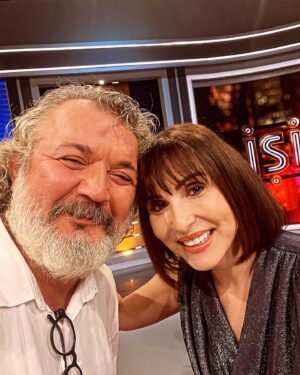Müfit Can Saçıntı Instagram - Sevgili Aslı Şafak şans öpücüğü verdi… Sürecin hep beraber takipçisi olalım arkadaşlar; Bakalım gerçekten şans getirecek mi😀😀😀 @aslisafak