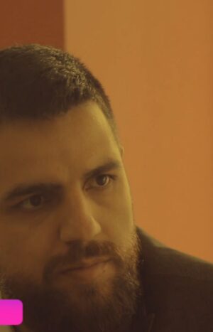 Muhammed Akay Instagram - 4. taklit videomuz için Ezel dizisinin unutulmaz karakteri Ramiz Dayı'nın "iki yanımda gezdin racon mu oldun?" sahnesini çektik, çekerken çok eğlendik umarız sizler de beğenirsiniz. Bu tarz videoların gelmesi için, yorum yapmayı, beğenmeyi, paylaşmayı ve tabii ki kanalımıza abone olmayı unutmayın, keyifli seyirler :) #taklit #kesfet #instagram #ezel #ramizdayı