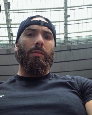 Mujdat Saglam Instagram - « Je vais te dire un truc que tu sais déjà. : le soleil et les arcs en ciel, c'est pas le monde. Il n' y a pas de vraies tempêtes, de lourdes épreuves. Aussi grand et fort que tu sois, la vie te mettra à genoux et te laissera comme ça en permanence si tu la laisses faire. Toi, moi, n'importe qui, personne ne frappe aussi fort que la vie. C'est pas d'être un bon cogneur qui compte, l'important c'est de se faire cogner et d'aller quand même de l'avant. C'est de pouvoir encaisser sans jamais flancher. C'est comme ça qu'on gagne » Rocky Balboa