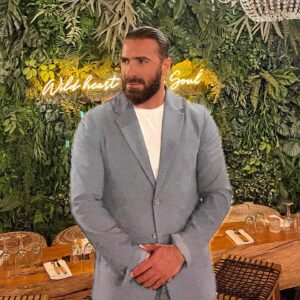 Mujdat Saglam Instagram - L’une des choses les importantes que j’ai appris dans la vie, c’est de ne jamais rien forcer, ne pas forcer une conversation, ne pas forcer l’amitié, ne pas forcer l’amour, toutes choses que je dois forcer n’en valent pas vraiment la peine, ce qui est à moi restera à moi, ce qui n’est pas à moi partira ✨🙌🏻