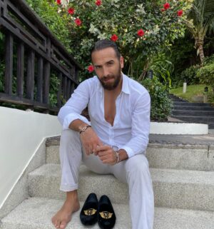 Mujdat Saglam Instagram - « Tenez bon ! Peu importe à quel point la mer est agitée vous tenez bon, peu importe ce qui se passe n’abandonnez pas » #
• Chemise Louis Viutton#
• Pantalon Ralph Lauren#
• Chaussures Louis Vuitton#
• Bracelet poignet droite Fred#
• Bracelet poignet gauche Cartier