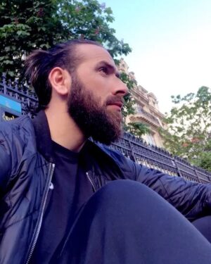 Mujdat Saglam Instagram - « Les anges sont tristes, le démon kiffe
Pourquoi t'as dit "je t'aime" au pif ?
Animal heureux sous les griffes
J'ai patienté pour me sentir vivre»  #alammoniaque