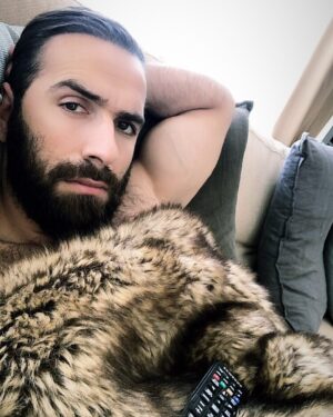 Mujdat Saglam Instagram - LE DIABLE MURMURE : « TU NE PEUX PAS SUPPORTER LA TEMPÊTE « 
LE GUERRIER A RÉPONDU :
«  JE SUIS LA TEMPÊTE «