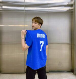 Muji Hsu Instagram - 運動會今晚開戰✌🏻
這次沒有選本來的1號
選了另一個對我很有含義的7號（你們知道為什麼嗎🌟）
跟著隊友們一起
這次真的每一場都很激烈受傷繼續拼
大家都超認真💪
今晚第一季第一戰開戰嘍✌🏻
#動吧動動運動會 #運動會 #7號 #開戰 #藍色的腳