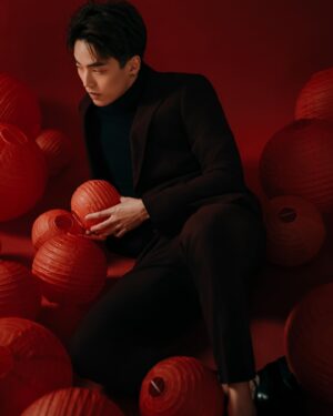 Muji Hsu Instagram - #除夕
新年快樂龍年行大運 🐲🧧
感覺氣已經在聚集了 
真正的新年從現在開始🙌🏻

跟老朋友 @staryen1202  合作的新照片🧧👍🏻
#龍年 #除夕 #新年快樂 #happychinessenewyear