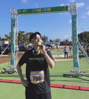Muji Hsu Instagram - 又完成一件很有意義的事
上一次跑這麼長途已經不知道多久以前
太久沒練習
21KM真的有點遙遠 
多少次想要停下來用走的 
跑到13K的時候腳開始抽筋 開始有幻覺好想吃烤雞（咦）速度開始放慢 
到17k的時候大腿也開始抽筋 
最後1.5公里的時候真的已經要跑不了了（要跑半馬還是要找人配速先）
這時候有一個66歲沒參加比賽的阿北跑來我旁邊 一直鼓勵我叫我跟著他跑終點就在前面不遠了he said：I am66 I can do it I believe you can do it as well 最後帶我跑到終點前讓我自己通過 一句小小的話讓我最後一哩路可以用意志力把它用跑的跑完🤙🙏
 
身體支離破碎但內心卻無比完整的感覺
謝謝關島觀光局的邀請 
用自己的雙腳跑關島才知道原來關島比想像中的還要美
#帶著媽媽的照片一起跑
#就是關島 #justguam #關島可可路跑 #關島 #關島路跑 #guamkokoroadrace2024 #guam #21km