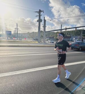 Muji Hsu Instagram - 又完成一件很有意義的事
上一次跑這麼長途已經不知道多久以前
太久沒練習
21KM真的有點遙遠 
多少次想要停下來用走的 
跑到13K的時候腳開始抽筋 開始有幻覺好想吃烤雞（咦）速度開始放慢 
到17k的時候大腿也開始抽筋 
最後1.5公里的時候真的已經要跑不了了（要跑半馬還是要找人配速先）
這時候有一個66歲沒參加比賽的阿北跑來我旁邊 一直鼓勵我叫我跟著他跑終點就在前面不遠了he said：I am66 I can do it I believe you can do it as well 最後帶我跑到終點前讓我自己通過 一句小小的話讓我最後一哩路可以用意志力把它用跑的跑完🤙🙏
 
身體支離破碎但內心卻無比完整的感覺
謝謝關島觀光局的邀請 
用自己的雙腳跑關島才知道原來關島比想像中的還要美
#帶著媽媽的照片一起跑
#就是關島 #justguam #關島可可路跑 #關島 #關島路跑 #guamkokoroadrace2024 #guam #21km