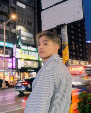 Muji Hsu Instagram - 嗨9月
新的開始 新氣象
幫自己換了一個全新的造型
再出發💪
上一次頭髮不是黑色已經是13年前的事了（入行後第一次換髮色）
謝謝老班底們一起討論的成果
Hair @kimstarworld @vicchenhair 
Photo @andyfoxarter 
#新氣象 #新髮型 #makeadecision  #再出發