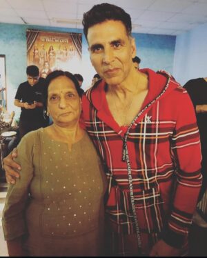 Mukesh Chhabra Instagram - आज एक साल हो गया आपको गए हुए ! मैं यहां से भी कोशिश कर रहा हूँ आपको खुश रखने की और रोज़ करता रहूँगा आपको खुश रखने की बस आप खुश रहना माँ ❤️ ( your favourite song ) ❤️❤️❤️ I LOVE YOU माँ prying every day only for you ( 13th April )