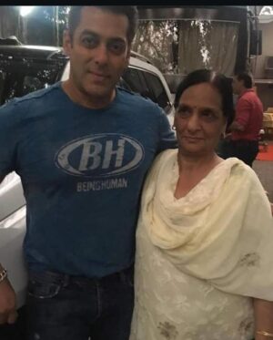 Mukesh Chhabra Instagram - आज एक साल हो गया आपको गए हुए ! मैं यहां से भी कोशिश कर रहा हूँ आपको खुश रखने की और रोज़ करता रहूँगा आपको खुश रखने की बस आप खुश रहना माँ ❤️ ( your favourite song ) ❤️❤️❤️ I LOVE YOU माँ prying every day only for you ( 13th April )