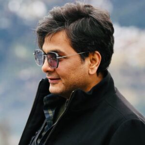 Mukesh Chhabra Instagram - प्यार तो बहुत दूर की बात है कोई मेरा जितना इन्तज़ार भी करे तो बता देना ❤️