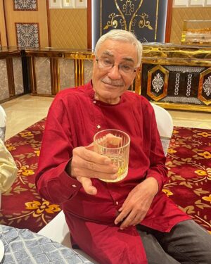 Mukesh Chhabra Instagram - Happy birthday papa Meri jaan ❤️🫶 cheers 🍻 aaj ki taza Tasveer 👊❤️🫶 ( favourite song )