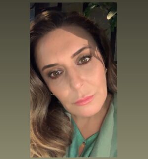 Münire Apaydın Instagram - Hayli koşturmalı, bitmeyen hafta yapılmış 🧿🤍
Mutlu hafta sonları…
