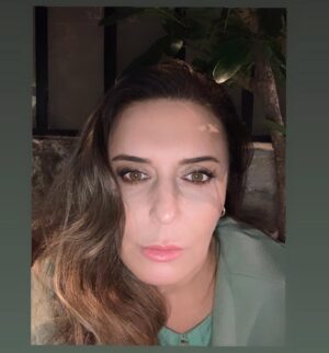 Münire Apaydın Instagram - Hayli koşturmalı, bitmeyen hafta yapılmış 🧿🤍
Mutlu hafta sonları…