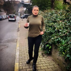 Münire Apaydın Instagram - Oysaki gülümseyebilirmişim. Ama olmayınca olamıyor bazen. Bool beklemeli bir gün ⏳☕️
Biz de napalım  insta falan oyalanıyoruz işte 🐣