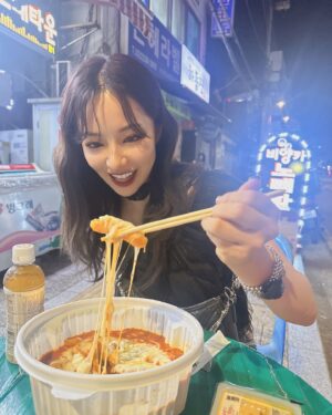 Murase Sae Instagram - #dailylook 밥 잘 챙겨 먹어요🫶🏻💖

お店広いのに前回と同じ席だった😳笑
トッポギはメイクショップで教えてもらった東大門の🥡💕
今日もお疲れさまでした！ご飯よく食べてね〜😸🍽️