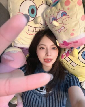 Murase Sae Instagram - #dailylook
実家に帰るたび、増え続けているボブ・スポンジ🧽🫧弟のUFOキャッチャー獲得品です🛸😹

今日はお仕事早く終わった〜😋✌🏻