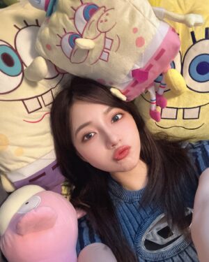 Murase Sae Instagram - #dailylook
実家に帰るたび、増え続けているボブ・スポンジ🧽🫧弟のUFOキャッチャー獲得品です🛸😹

今日はお仕事早く終わった〜😋✌🏻