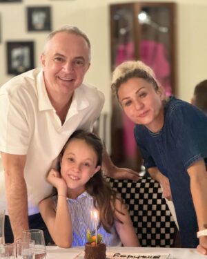 Murat Akkoyunlu Instagram - Bu gecenin son pastası ….🎂Mutlu kutlu nice güzel yılların olsun canım kızım #miraakkoyunlu  #mira10yaşında