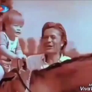 Murat Arkın Instagram - Seni tekrar görebilmem için bir ay geçmesi gerekiyormuş demek, rüya da olsa. Seni çok özledim be. Çok.