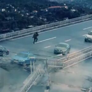 Murat Arkın Instagram - Senaristinden yönetmenine, sanatından saç makyajına, kostümümden görüntü yönetmenine, sesinden set ve ışık ekibine, montajından ses ve muziğine, rejisinden çaycısına herkesin yüreğine sağlık. #börü2039