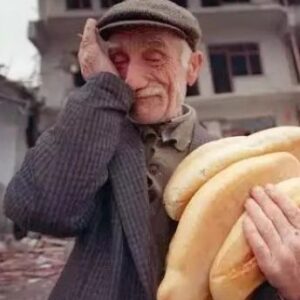 Murat Arkın Instagram - Babamın yağlı boya çalışmalarından bazıları. 

12 Kasım 1999 Düzce depreminden sonra çekilen, kolunda ekmekler, gözünde yaşlar olan bir yaşlı adamın fotoğrafı 1999 depreminin sembolü olmuştu. Babam da bu kareyi yağlı boya olarak işlemişti. 

Zaman zaman diğer çalışmalarını da paylaşacağım. Umarım yakın bir zamanda bir sergi ile sizlerle buluşma fırsatı yakalarız.