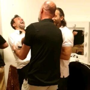 Murat Arkın Instagram - Bu iki adam @cenkbiyik ve @atilgangumus ekibiyle beraber @twoturkishtenors müzikaliyle zekalarını ve yüreklerini ortaya koymuş. 400 gün sonra ilk kez yine sahne aldılar. İzlemek, destek olmak boynumuzun borcu olsun. Harika bir gece için teşekkürler dostlar.