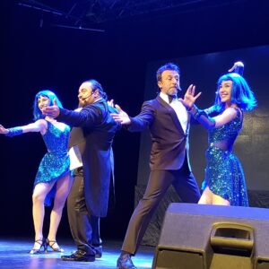 Murat Arkın Instagram - Bu iki adam @cenkbiyik ve @atilgangumus ekibiyle beraber @twoturkishtenors müzikaliyle zekalarını ve yüreklerini ortaya koymuş. 400 gün sonra ilk kez yine sahne aldılar. İzlemek, destek olmak boynumuzun borcu olsun. Harika bir gece için teşekkürler dostlar.