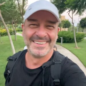 Murat Aygen Instagram - Omzumda iki tane melek var. Onlar benim koruyucu meleklerim. #nillehayatbambaşka @nihanasliaygen #aygensrocks #aygenfamily #instagram #intsagood #goodvibes