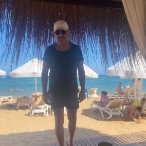 Murat Aygen Instagram - Ben şimdi; denizle kum, sıcakla sıcak, karpuzla kavun, americano ile iced latte, dinlenme ile yeniden yüklenme arası bir yerdeyim. Sen neredesin? 📸 @nihanasliaygen 
#sea #holiday #sand
