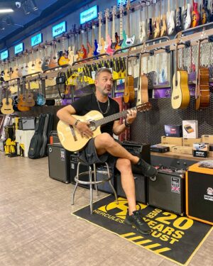 Murat Aygen Instagram - Müzik enstrümanı almayı seviyorum. Bugün de aileye bu arkadaş katıldı. #cordobagkstudio #guitar #gitar