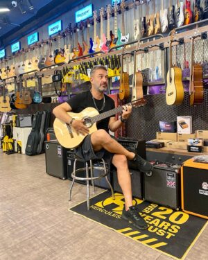 Murat Aygen Instagram - Müzik enstrümanı almayı seviyorum. Bugün de aileye bu arkadaş katıldı. #cordobagkstudio #guitar #gitar